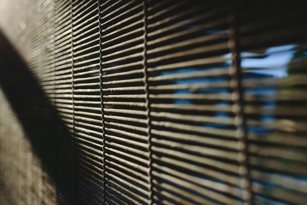 4 modelos de cortina e persianas blackout para decorar a casa