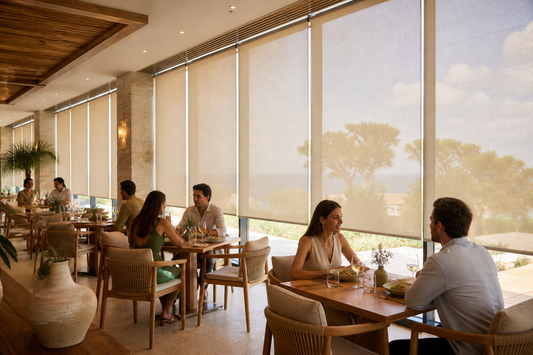 Por que persiana tela solar são um investimento inteligente para restaurantes, cafés e boutiques