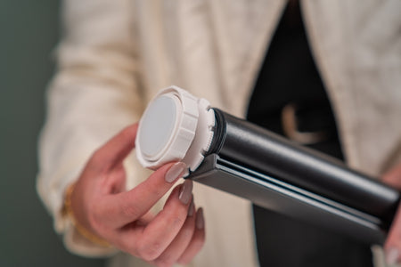 Persiana Rolo Blackout sem furar a parede: vale a pena? Conheça a Persiana Rolô Blackout Instala Fácil