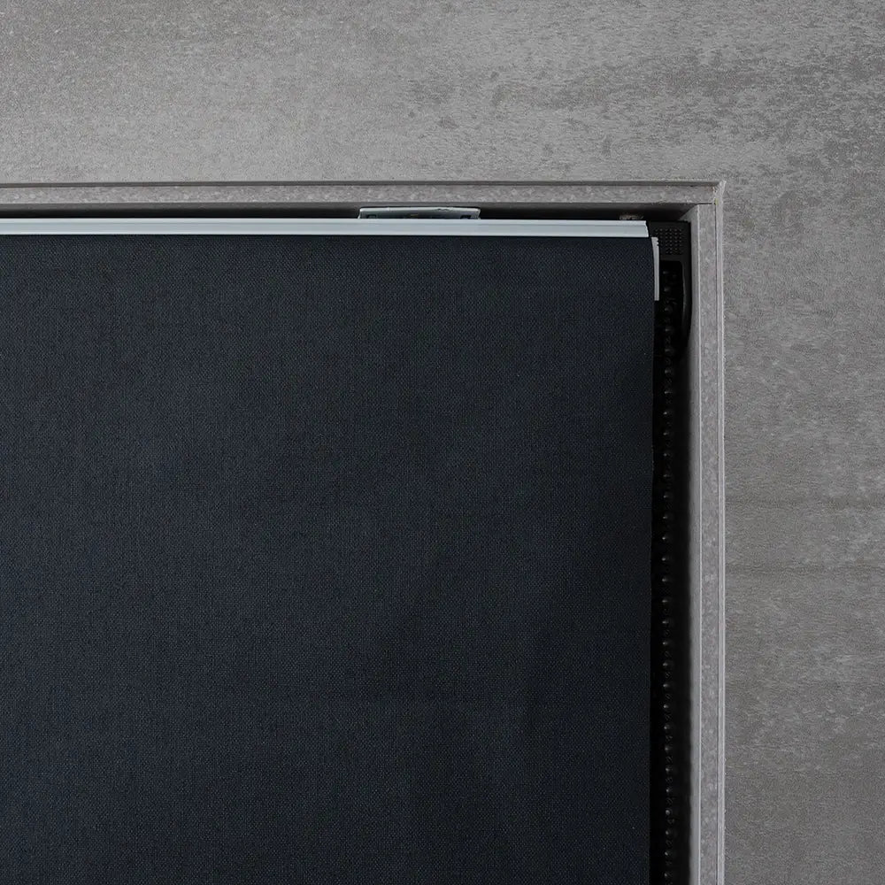 Persiana Romana Blackout Preta Texturizada detalhe