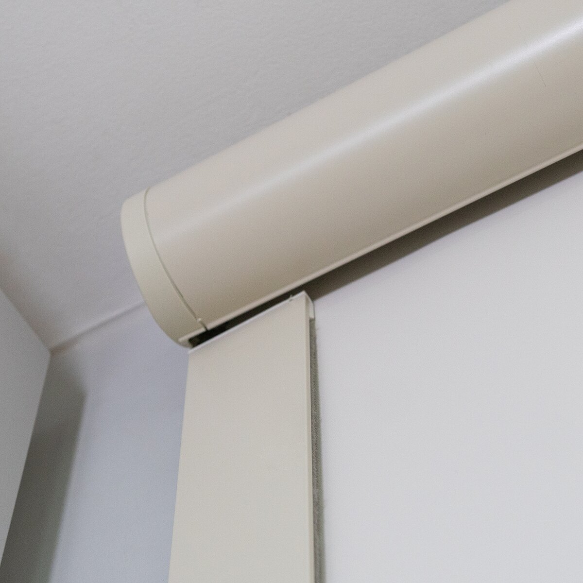 Persiana Total Blackout com Guias Bege controle