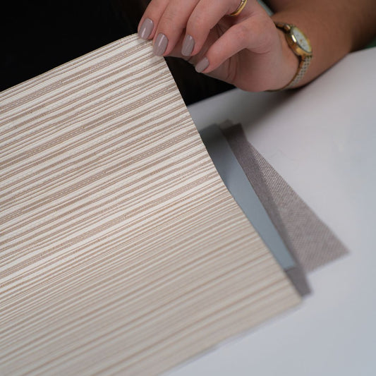 Persiana Rolô Blackout Texturizada - Marrom Claro Listrado