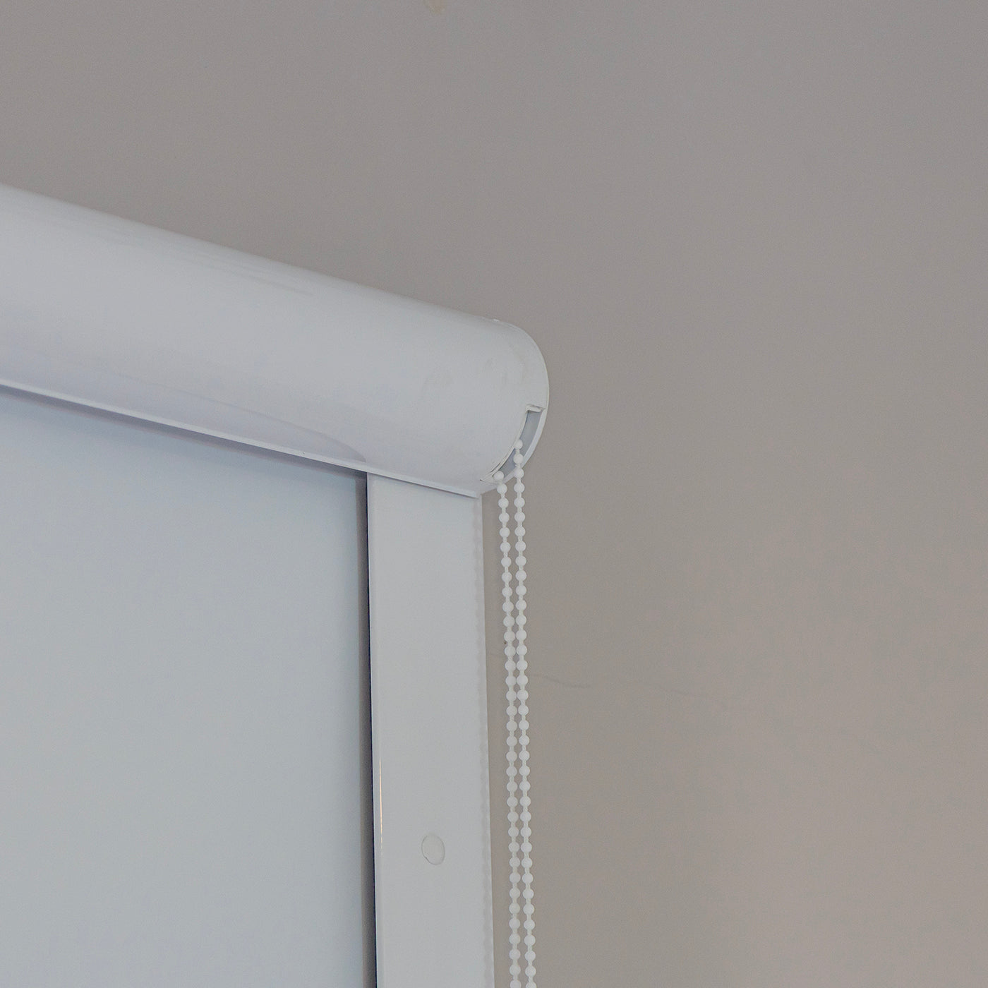 Persiana Total Blackout com Guias Branca detalhe