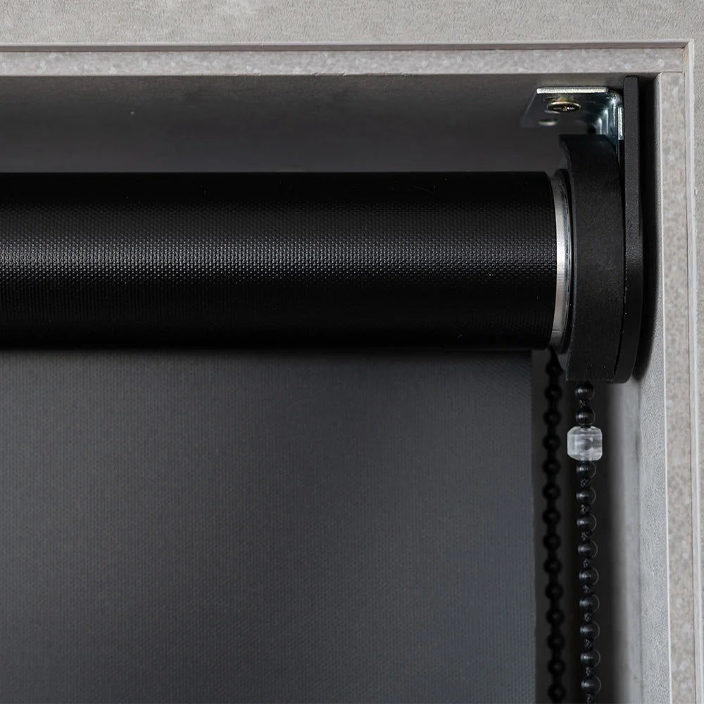 Persiana Rolô Blackout Preta detalhe