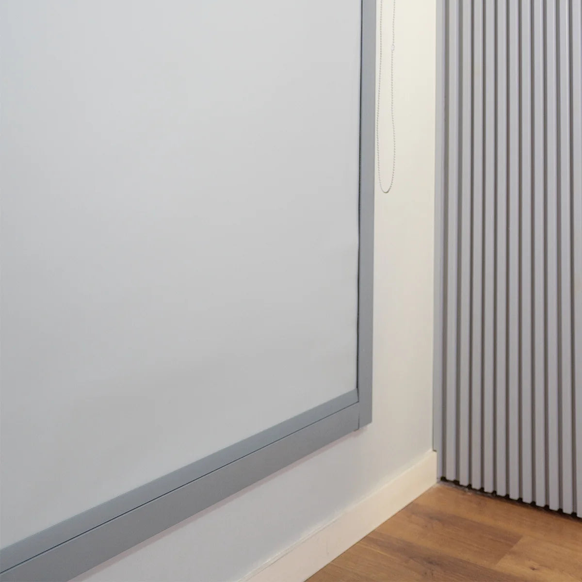 Persiana Total Blackout com Guias Cinza detalhe