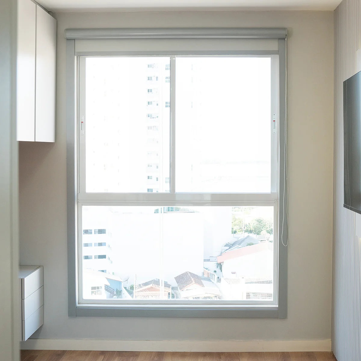 Persiana Total Blackout com Guias Cinza instalacao
