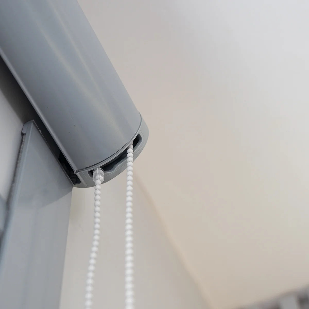 Persiana Total Blackout com Guias Cinza detalhe