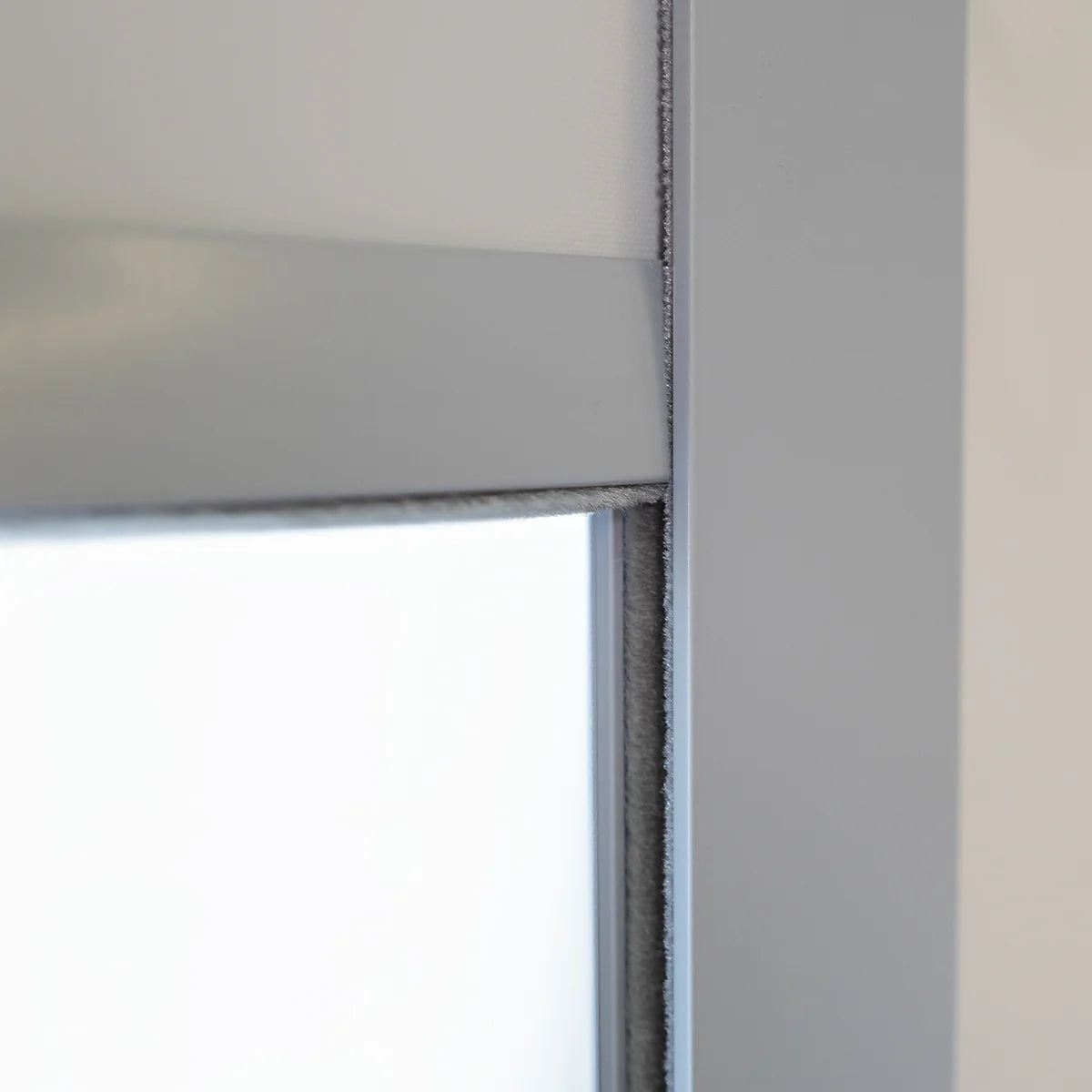 Persiana Total Blackout com Guias Cinza detalhe