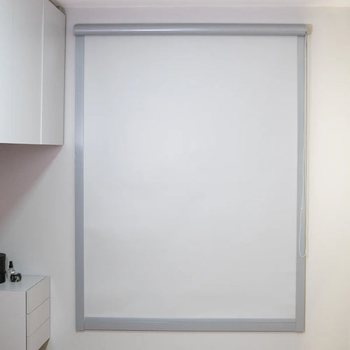 Persiana Total Blackout com Guias Cinza detalhe