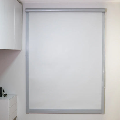 Persiana Total Blackout com Guias Cinza detalhe
