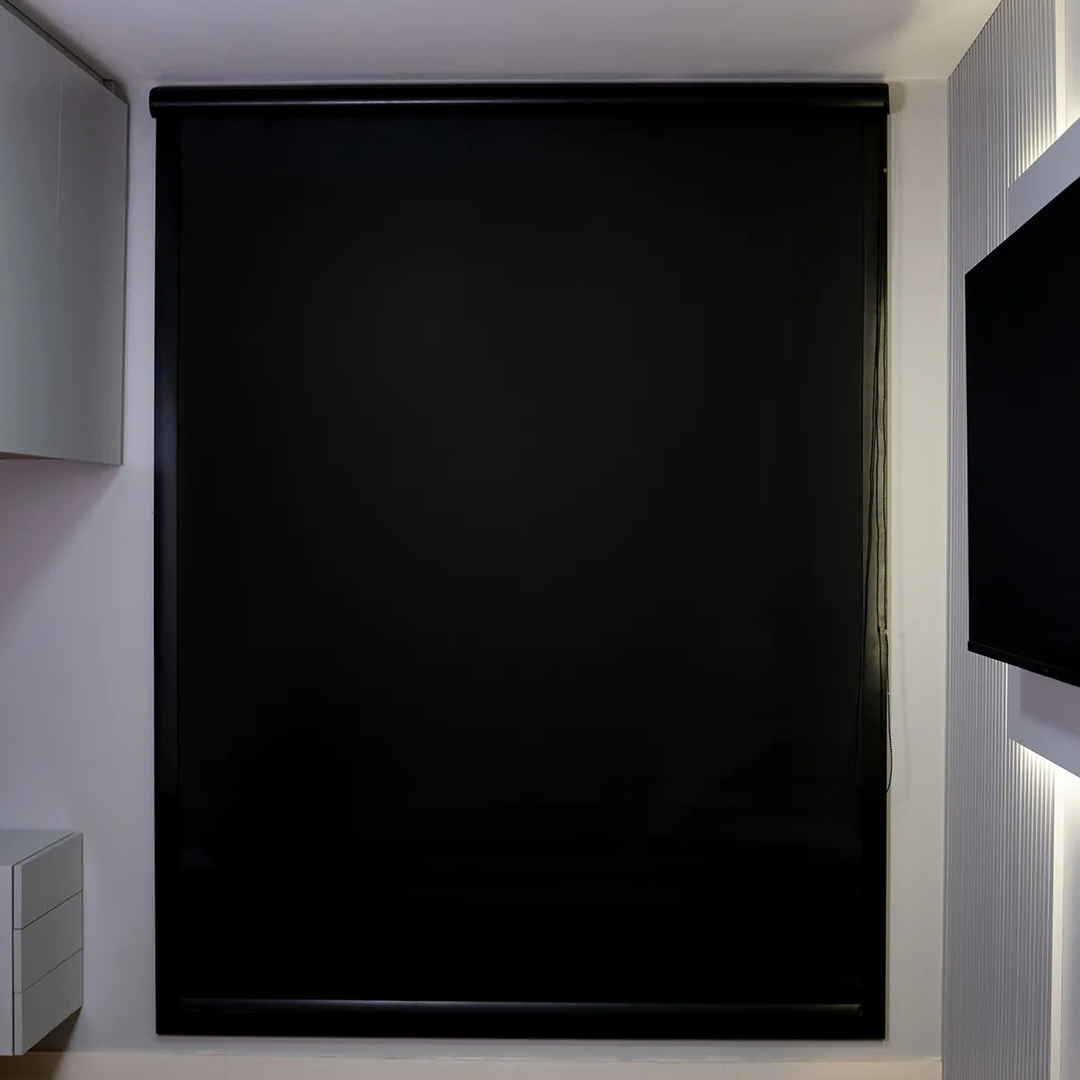 Persiana Total Blackout com Guias Preta detalhe
