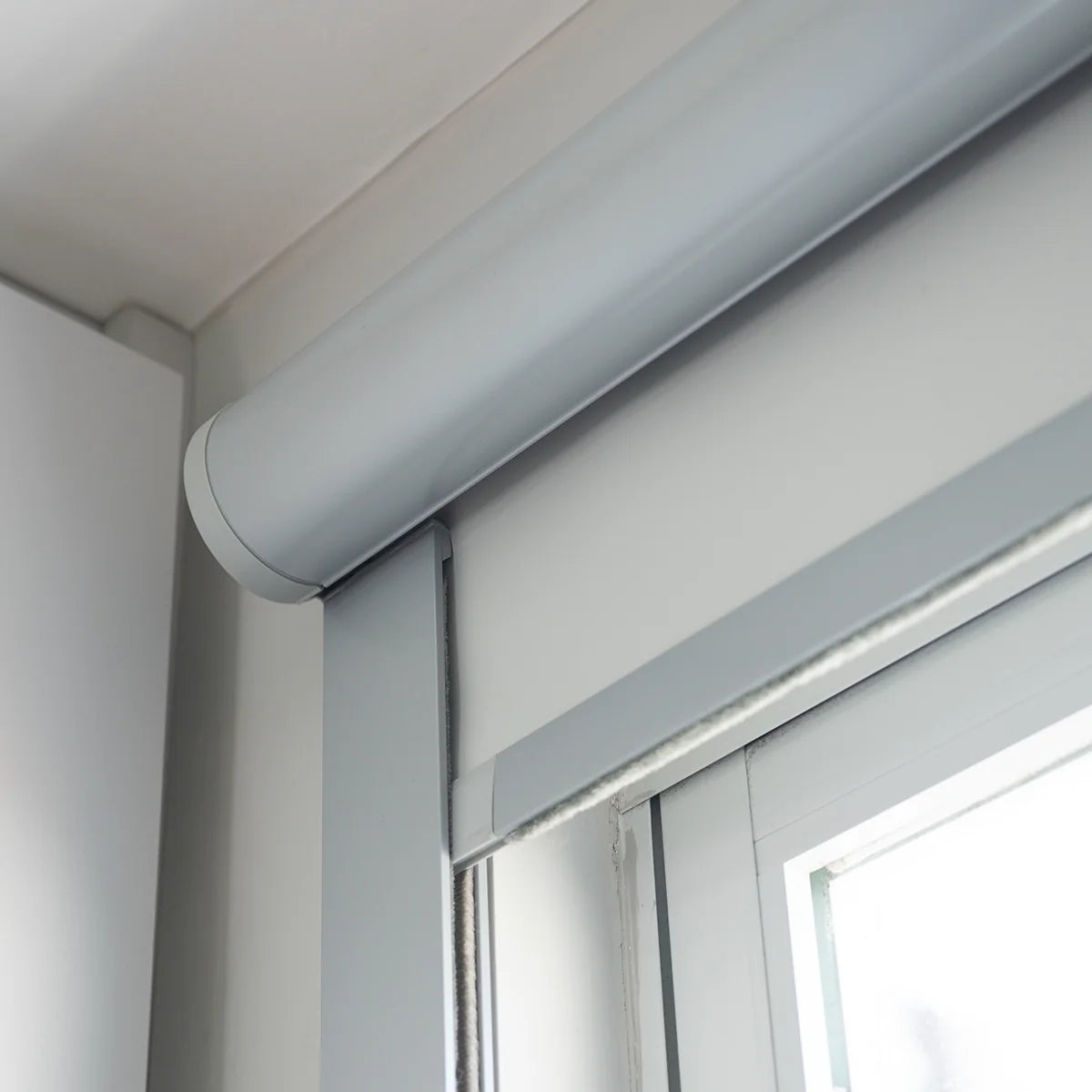 Persiana Total Blackout com Guias Cinza detalhe