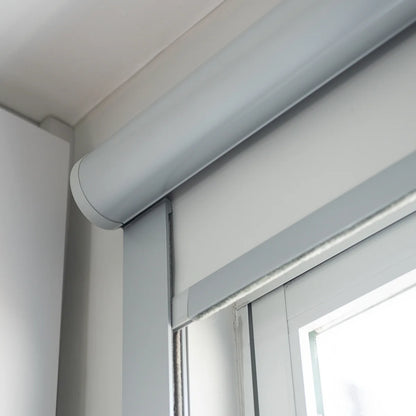 Persiana Total Blackout com Guias Cinza detalhe