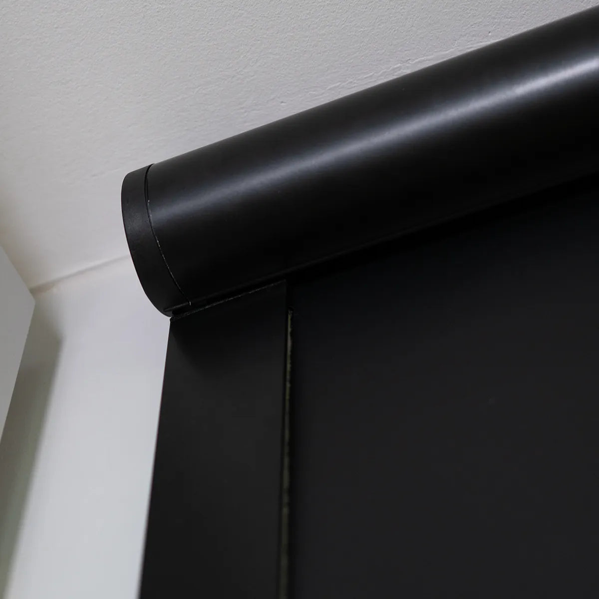 Persiana Total Blackout com Guias Preta controle