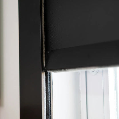 Persiana Total Blackout com Guias Preta detalhe