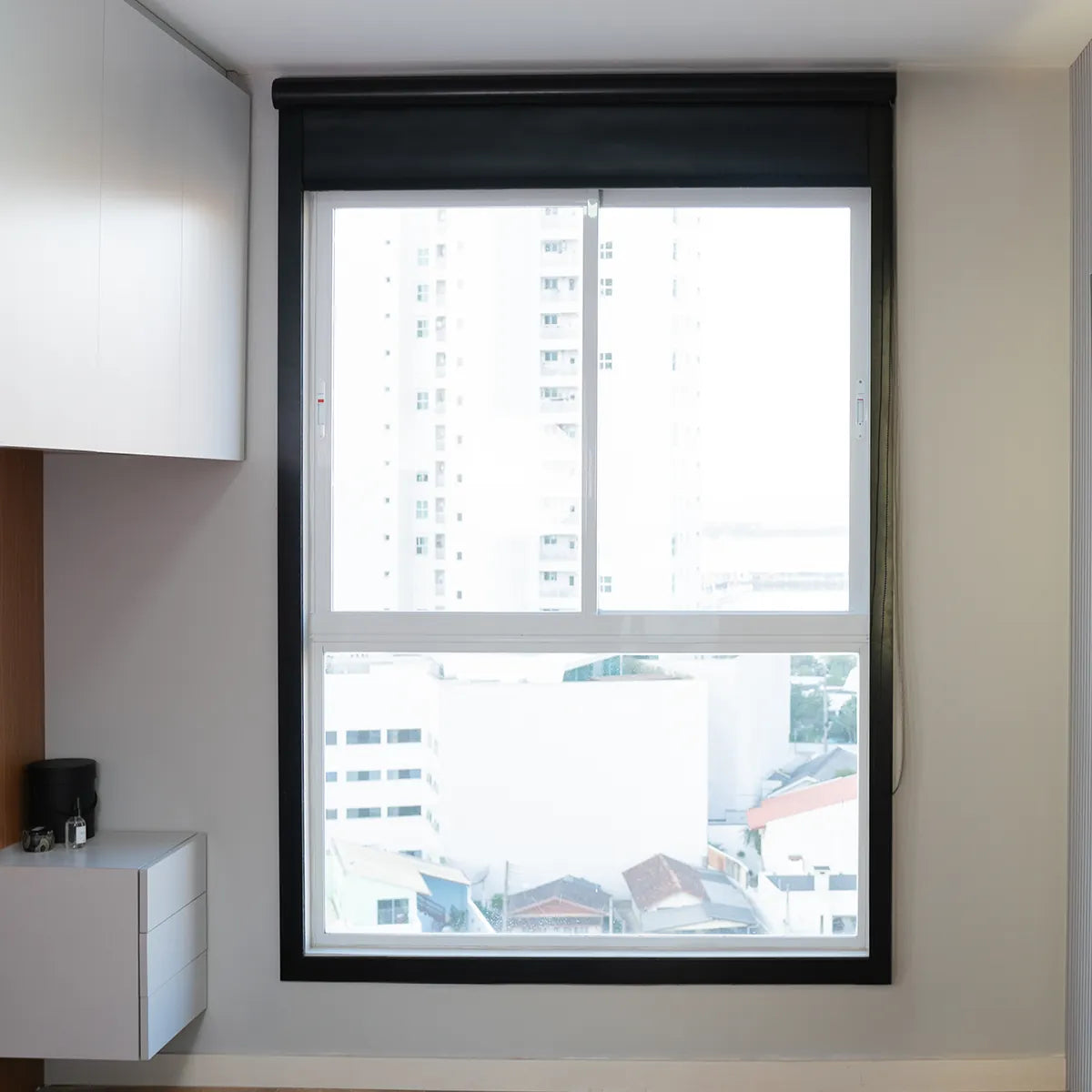 Persiana Total Blackout com Guias Preta detalhe