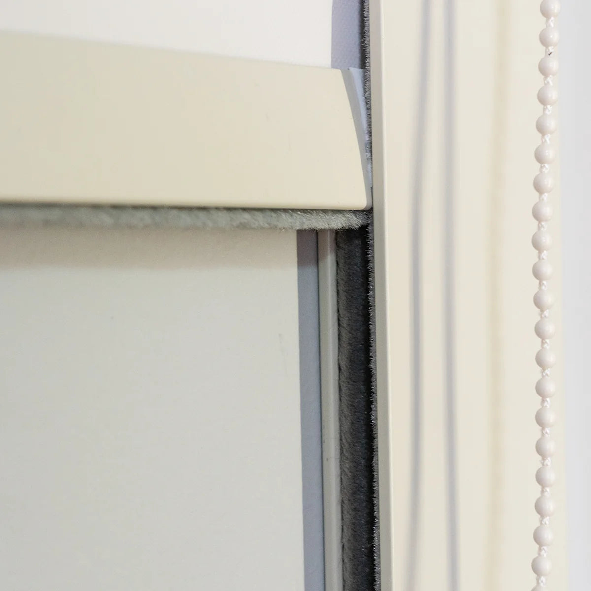 Persiana Total Blackout com Guias Bege detalhe
