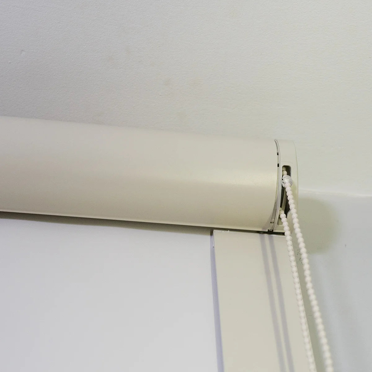 Persiana Total Blackout com Guias Bege detalhe