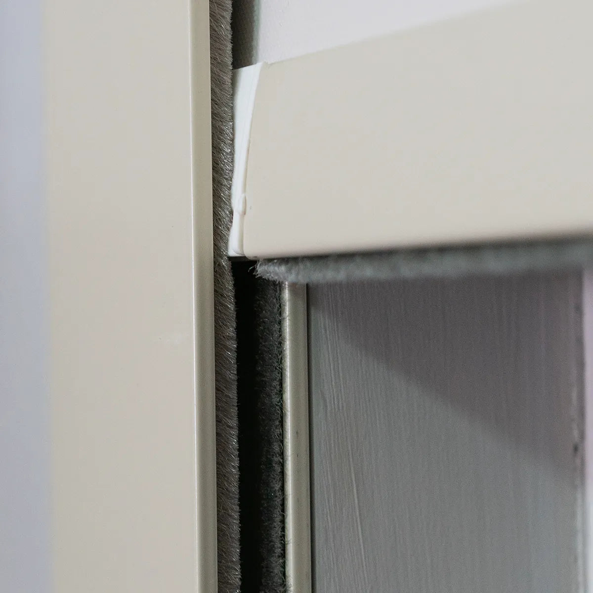 Persiana Total Blackout com Guias Bege detalhe