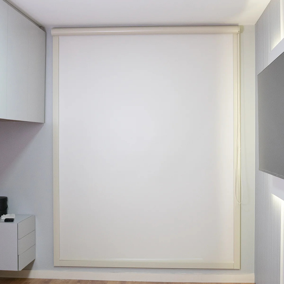 Persiana Total Blackout com Guias Bege controle