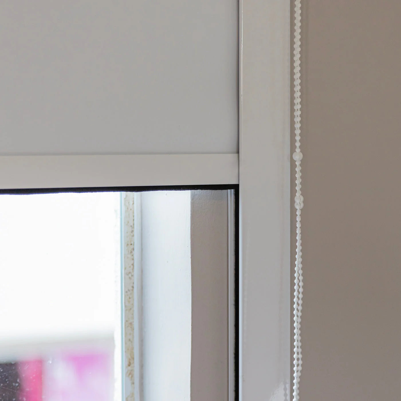 Persiana Total Blackout com Guias Branca detalhe