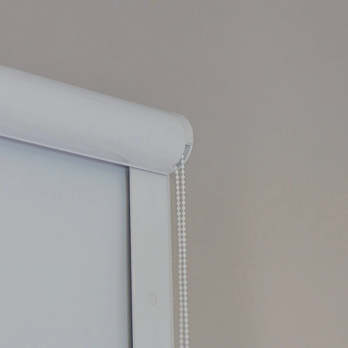 Persiana Total Blackout com Guias Branca detalhe