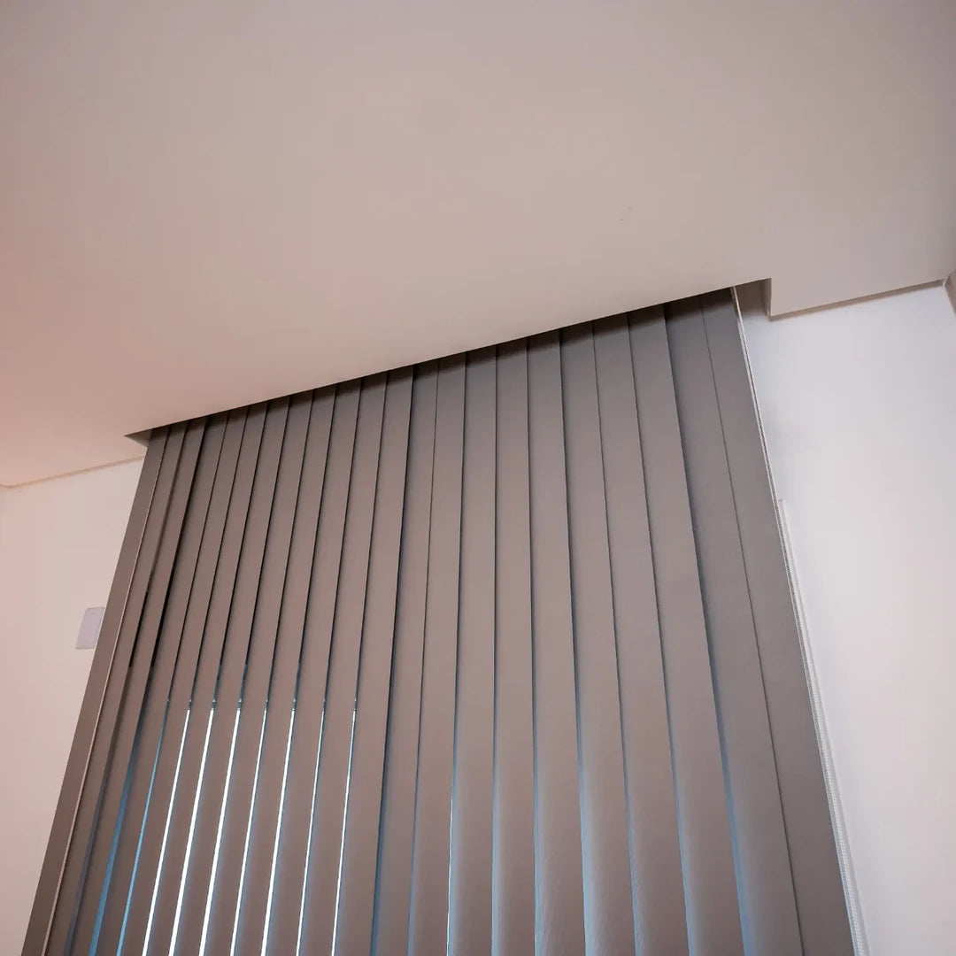 Persiana Vertical Blackout Cinza detalhe